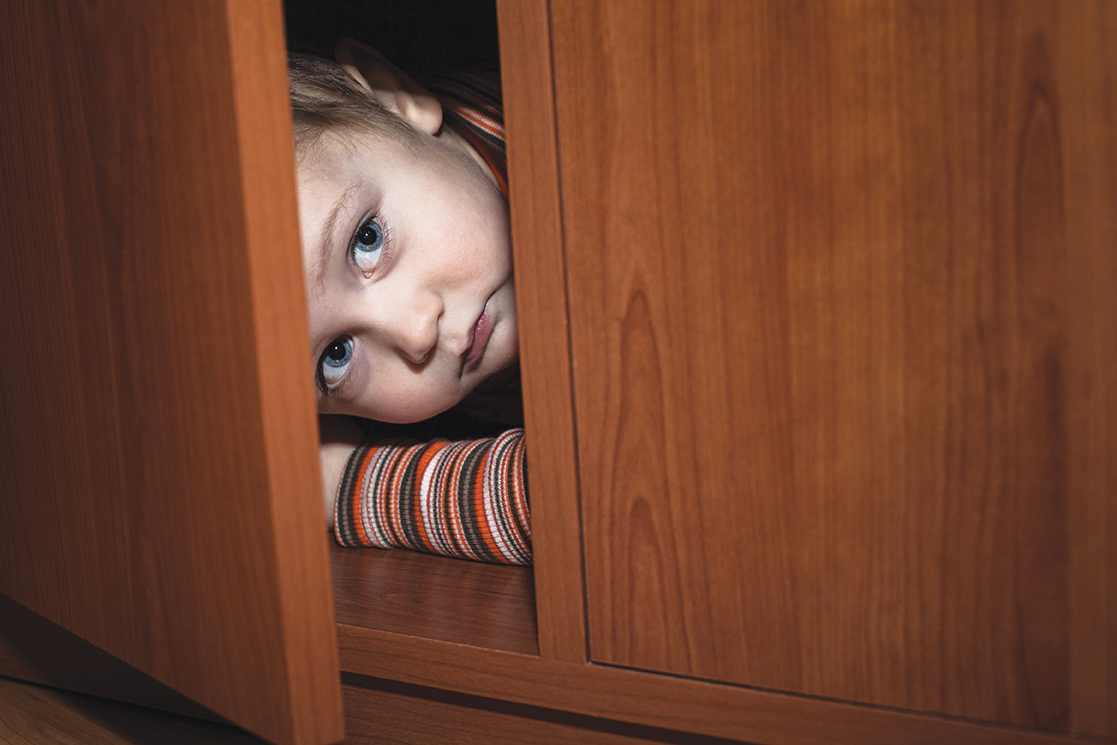 Ребенок прячется в шкафу